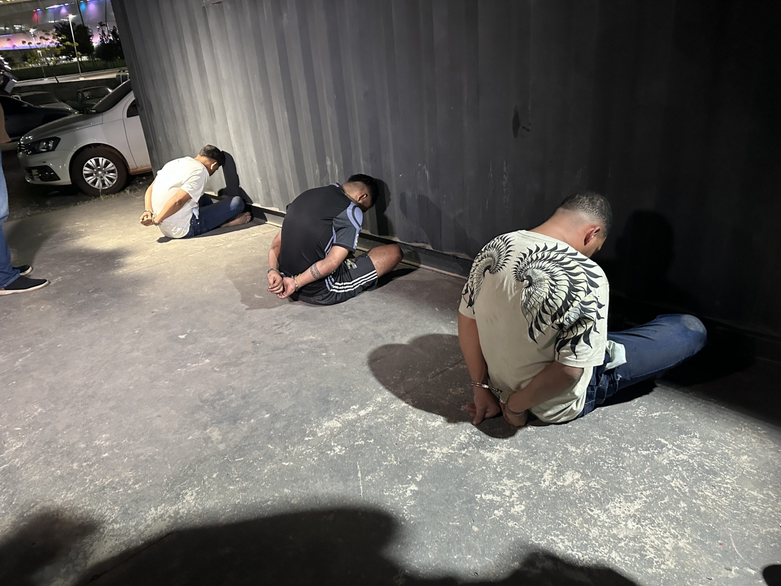 Trio � preso ap�s persegui��o e colis�o em posto de combust�veis no CPA III, em Cuiab�