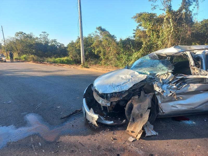 Motorista fica preso �s ferragens ap�s colis�o entre carro e micro-�nibus em V�rzea Grande