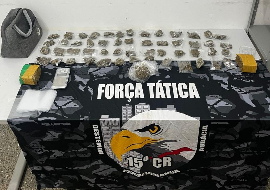 For�a T�tica prende homem por tr�fico e apreende 54 por��es de maconha